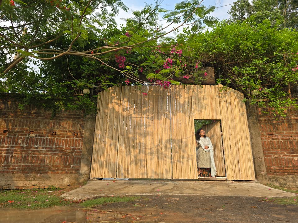 রিতার গ্রামের বাড়ির বাঁশের প্রবেশদ্বার