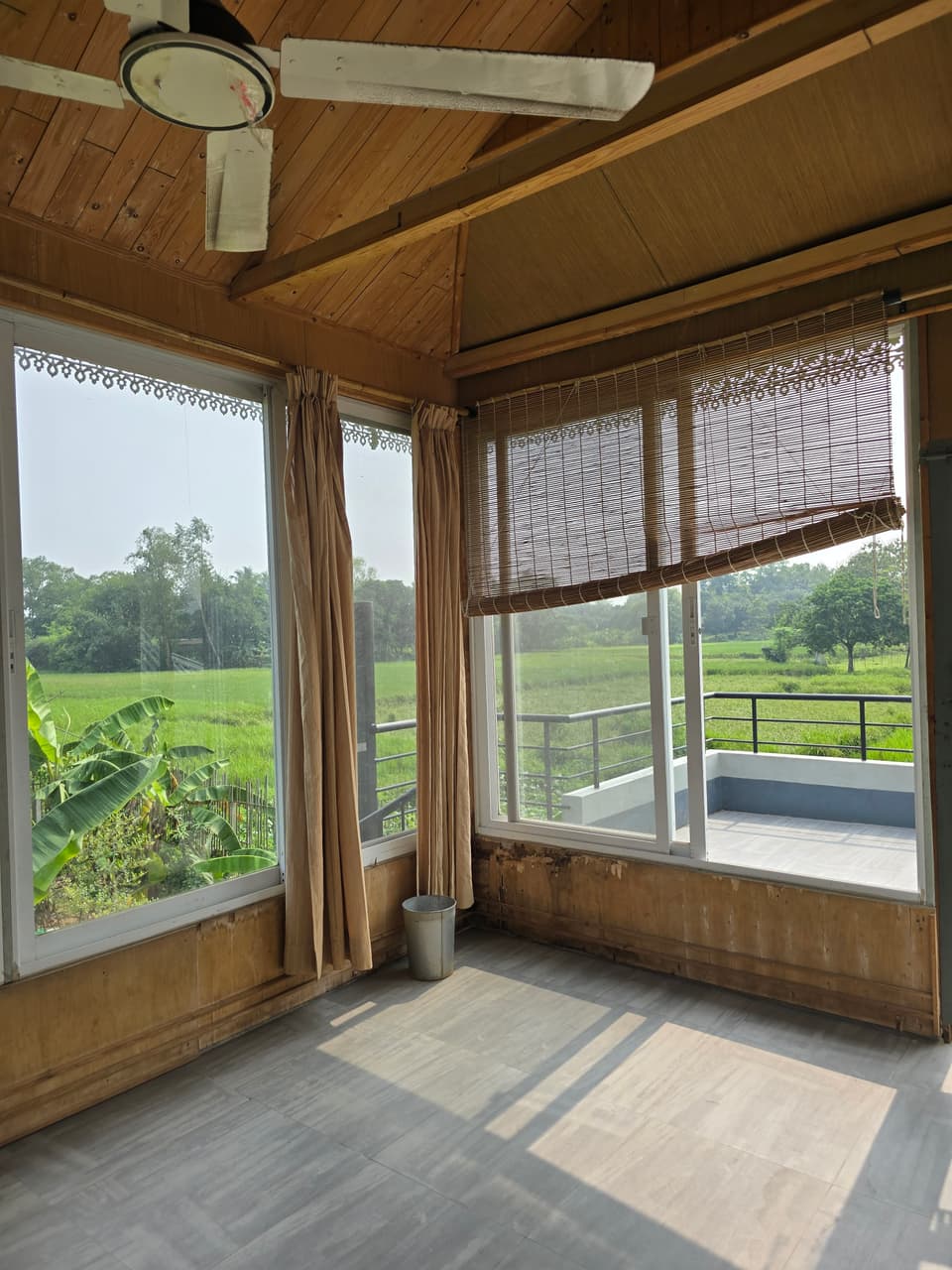 রিতার গ্রামের বাড়ির ঘরের ভেতরের দৃশ্য